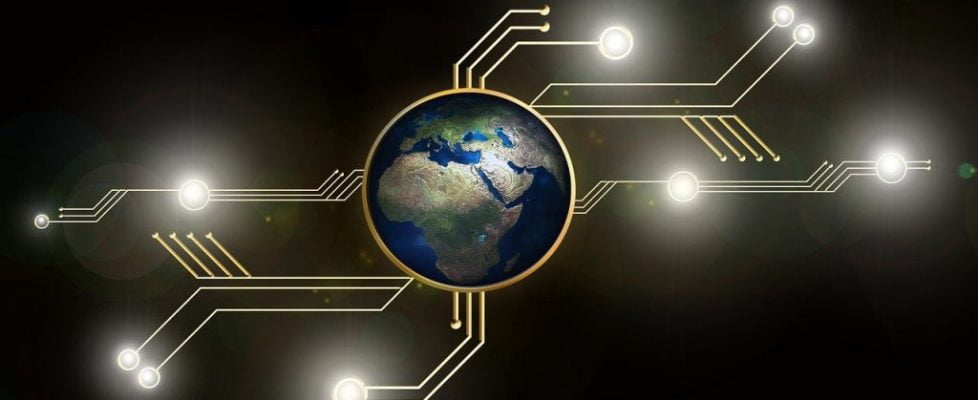 Automatiserad kryptohandel innebär i princip att så kallade “trading bots”, drivna av artificiell intelligens, handlar med kryptovalutor åt en. Med hjälp av algoritmer ger dessa trading bots en exakt marknadsposition av kryptovalutorna och kan därmed effektivisera handeln. Som med alla investeringar, särskilt i kryptovalutor, finns det för- och nackdelar. I denna artikel kommer vi att kika närmre på vilka för- respektive nackdelar det finns med den automatiserade kryptohandeln. På så sätt får du förhoppningsvis en insikt i hur de fungerar och kan bättre fatta ett bra beslut. Men först: vad är automatiserad kryptohandel? Automatiserad kryptohandel är en uppsättning program som är utformade för att automatisera kryptovalutahandel. Vanligtvis måste investerare vara uppmärksamma på marknadsstatistik för att veta när kryptovaluta ska köpas respektive säljas. Automatiserad kryptohandel tar bort denna process och ersätter den med kryptoroboter. De automatiserar analysdelen av marknadsstatistik och samlar all nödvändig information för att sedan beräkna den potentiella marknadsrisken. Idag använder många kryptointresserade sig av dessa hjälpsamma verktyg, men trots detta så undrar många om kryptoroboter som Bitcoin Code bluff eller inte. Fördelar med automatiserad kryptohandel Nedan följer några av fördelarna med automatiserad kryptohandel i form av trading bots: De är mer kraftfulla Den kanske främsta kärnegenskapen och fördelen med trading bots är att de enkelt kan hantera massor av data och komma fram till rimliga slutsatser. Till skillnad från mänskliga investeringsexperter är således trading bots mycket mer kraftfulla. Investeringarna blir mer effektiva Att handla kryptovaluta med trading bots anses vara mer effektivt. Man behöver inte oroa sig för att inte köpa eller sälja vid rätt tidpunkt eftersom robotarna använder sig av algoritmer för att handla. En extra fördel är att dessa bots fungerar dygnet runt och inte endast under kontorstimmarna. Inga känslor inblandade En tredje fördel med trading bots för kryptohandel är att inga känslor är inblandade. De beslut som trading bots tar är inte baserat på annat än algoritmer, vilket innebär att den inte är rädd för förlust eller känner sig girig för att vinna. Nackdelar med automatiserad kryptohandel Trading bots för kryptovalutor är inte perfekta. Automatiserad kryptohandel har sina nackdelar också och här är några av dem: Det kan vara en bluff Som vi tidigare berört är det många investerare som tvivlar på kryptoroboter och deras legitimitet. Sanningen är att bedragare finns över allt, även inom tradingvärlden. Därför ska du vara säker på att du använder dig av en trygg och legitim trading bot. De kräver en internetanslutning De allra flesta trading bots kräver att man är ansluten till ett internet för att fungera. Om din automatiserade handelsprogramvara fungerar på din dator istället för på en handelsplattform kan en dålig internetanslutning innebära stora förluster. De kan analysera fel Även om vi fått trading bots till att låta felfria kan även dem göra misstag. De tenderar att kunna beräkna huruvida värdet på tillgångarna stiger eller sjunker, men beräkningar kan vara felaktiga. När detta sker finns det en risk för att du förlorar alla de pengar du offrat. Så var medveten om riskerna innan du tar hjälp av en trading bot är du snäll.